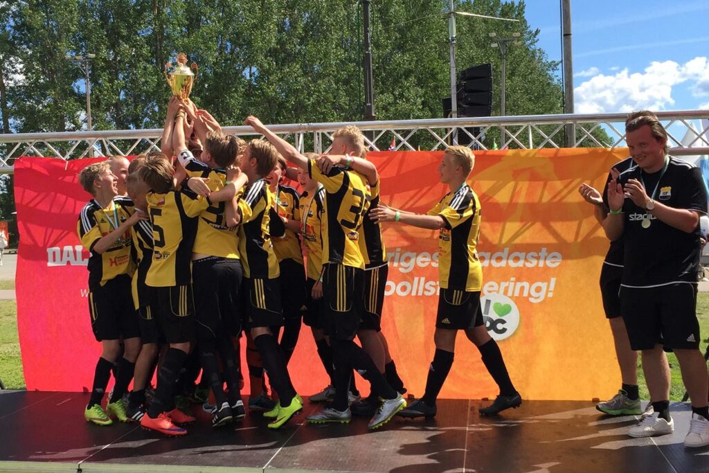 Hela laget knackade dörr i 3 timmar. Blev tillräckligt med pengar för att ta Ingarö IF till både Daliacaria Cup och Gothia Cup samma sommar.